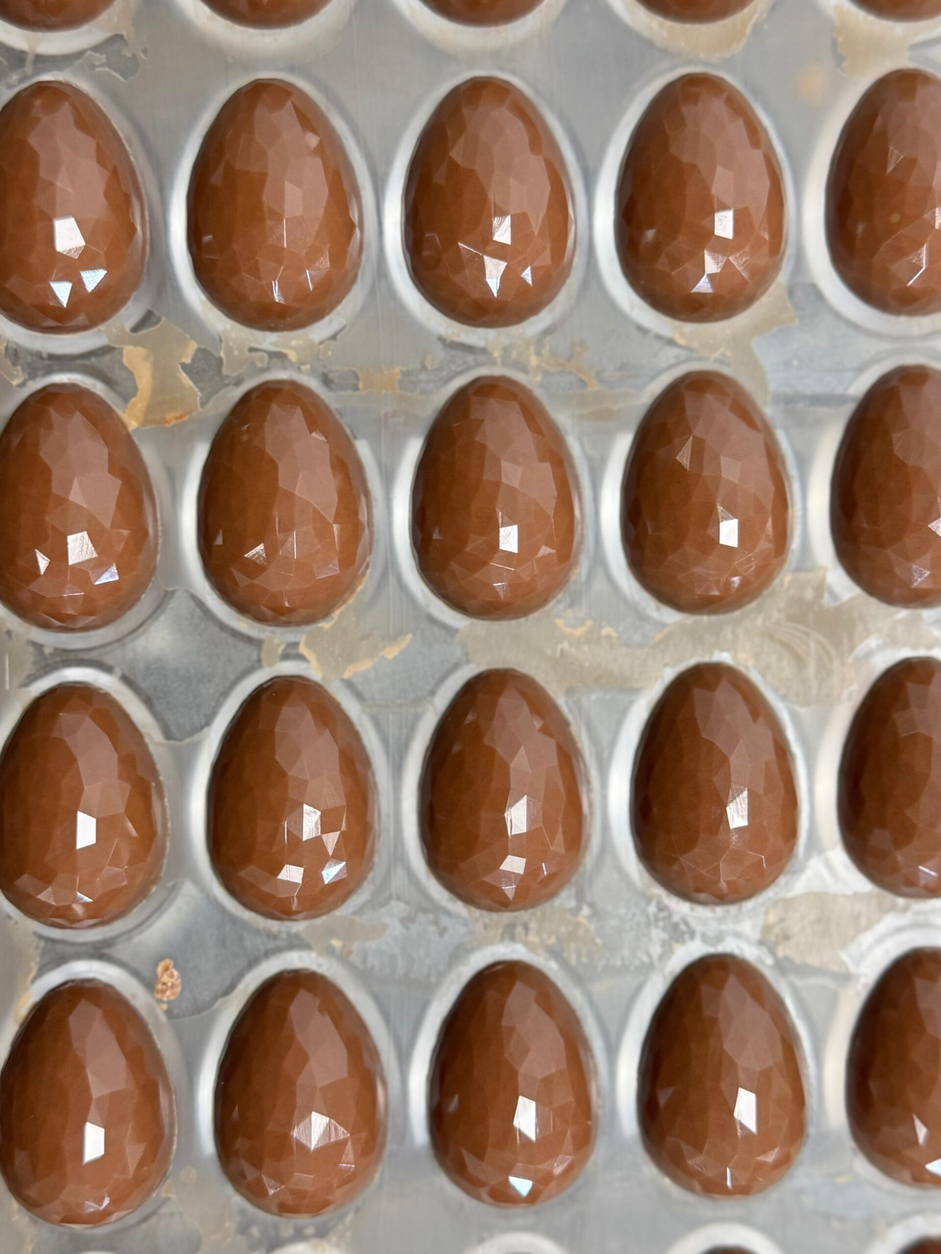 Les Oeufs fourrés Praliné 66% – Noisette du Piémont IGP